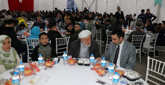 Siirt’te Depremzedeler ve Vatandaşlar İftarda Bir Araya Geldi