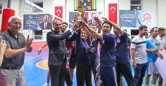 Öğretmenler Arası Voleybol Turnuvası'nın Şampiyonu İbrahim Hakkı Kız Anadolu İmam Hatip Lisesi