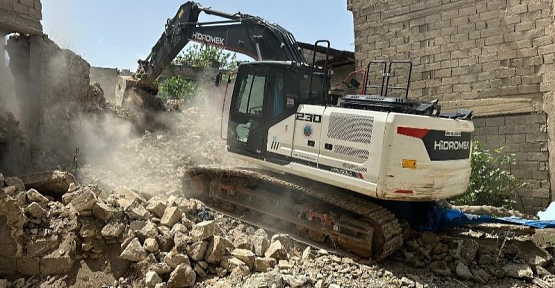 Siirt Belediyesi Metruk Binaları Yıkmaya Devam Ediyor