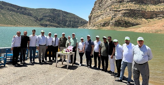 Siirt’te Dünya Çevre Günü Dolayısıyla Botan Çayına Vefat Eden Depremzedeler İçin Çelenk Bırakıldı
