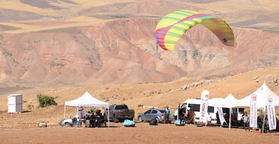 Siirt’te Yamaç Paraşütü Hedef Şampiyonası 2. Etap Yarışması Renkli Görüntülerle Başladı