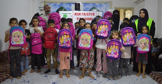 Umut Kervanından Siirt'teki Öğrencilere Kırtasiye Yardımı