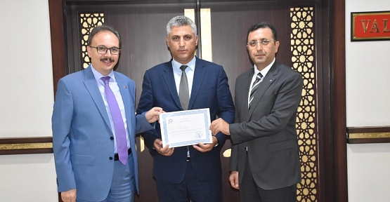 Vali Dr. Kızılkaya’dan Mehmet Asım Şen’e Başarı Belgesi