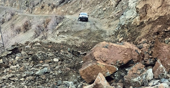 Siirt’te Heyelan Köy Yolunu Ulaşıma Kapattı 