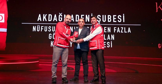 Yener Tanık, Kızılay’ın"Kırmızı Yelek Uluslararası Gönüllülük" Ödül Törenine Katıldı