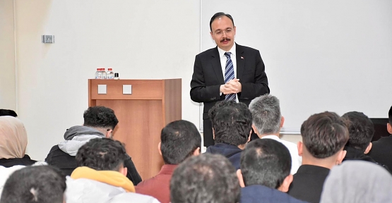 Vali Dr. Kemal Kızılkaya, Tecrübelerini Üniversite Öğrencileriyle Paylaştı