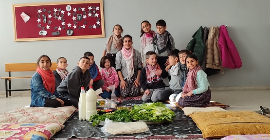 Siirt’te Öğretmen, Öğrencilerine Sınıfta Çiğköfte Yoğurarak Mutlu Etti