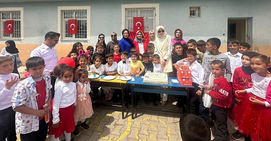 AK Parti Kadın Kolları Başkanı Mavi, 23 Nisan’ı Şirvan’da Öğrencilerle Birlikte Kutladı