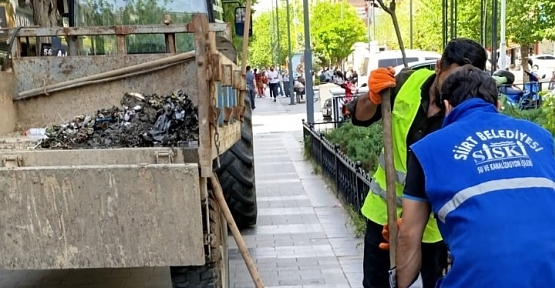 Siirt Belediyesi Mazgal ve Rögarlara Sıkışan Atıkları Temizliyor