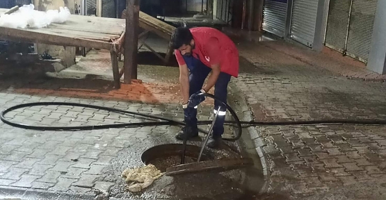 Siirt Belediyesi Atıklar Nedeniyle Tıkanan Kanalları Temizliyor