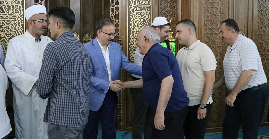 Vali Kızılkaya, Bayram Namazı Sonrasında Halkla Bayramlaştı