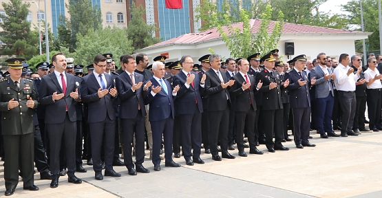 Siirt Garnizon Şehitliğinde 15 Temmuz ve Tüm Şehitlerimiz İçin Anma Programı Düzenlendi