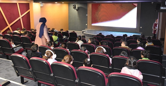 Siirt Belediyesi Kadın Yaşam Merkezi’nde Çocuklara Animasyon Gösterimi Düzenlendi