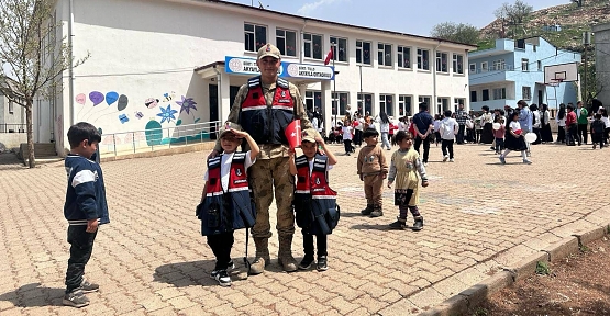 Jandarmadan Miniklere 23 Nisan Sürprizi: Bayram Sevinci Köy Okulunda