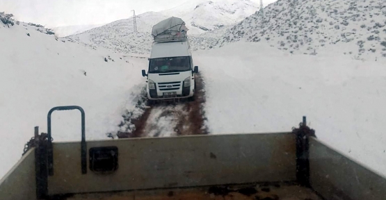 Siirt’te Karda Mahsur Kalan Yolcu Minibüsü Kurtarıldı