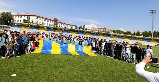 Siirt Spor Taraftarından Play-Off Maçı Öncesi Coşkulu Destek!