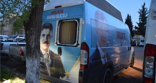 AK Parti'nin Seçim Aracına Taş Atan Şahıs Yakalandı