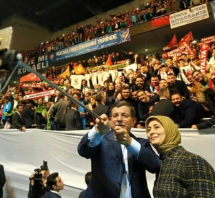 Başbakan Davutoğlu, AK Parti Siirt Gençlik Kolları İle Selfie Yaptı