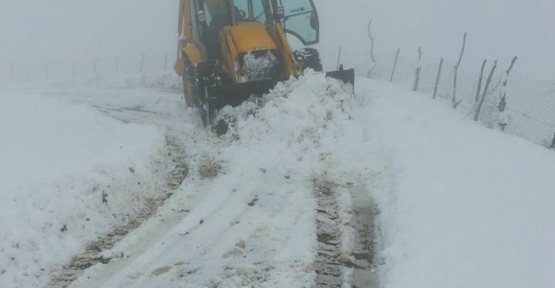 Başkan Özcan, Köyde Hastalanan Acil Bir Hasta İçin Kardan Kapanan Köy Yolunu Açtı