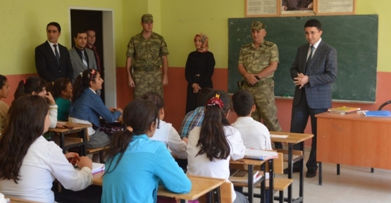 Baykan Kaymakamı Mehmet Kocabey, Günbuldu Köyü Öğretmen ve Öğrencilerini Ziyaret Etti