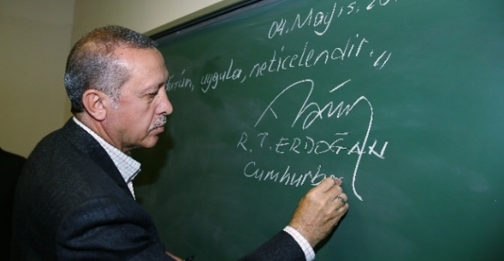 Cumhurbaşkanı Erdoğan, Öğrencilere Bir Sınıfta Tahtaya, “Oku, Düşün, Uygula, Neticelendir“ Yazdı 