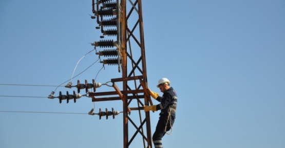 DİCLE EDAŞ ARIZA, BAKIM VE ONARIM EKİPLERİ, KAVURUCU SICAKTA MÜŞTERİLERİ ENERJİSİZ KALMASIN DİYE GÖREVDE