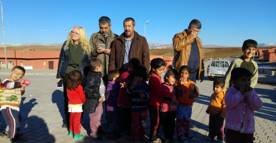 Eğitim Sen’den Ezidi Çocuklara Kışlık Giyim Yardımı 