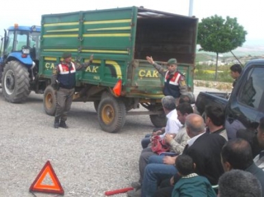 Jandarma Kurtalan'da Çiftçilere Güvenli Traktör Eğitimi Verdi