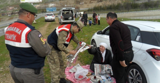 Jandarmadan Kadınlara Karanfil