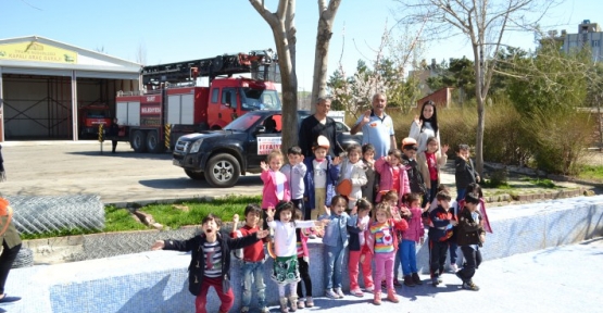 MİNİK ÖĞRENCİLERE  İTFAİYE ARAÇLARI  TANITILDI