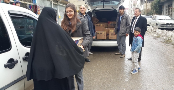 Öğrenciler, Suriyeliler İçin Yardım Topladı