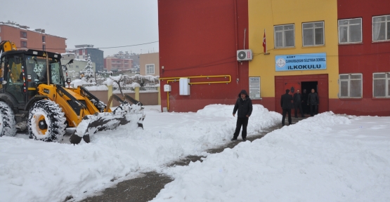 Okul Bahçelerinde Biriken Karlar, Belediye Ekipleri Tarafından Temizlendi