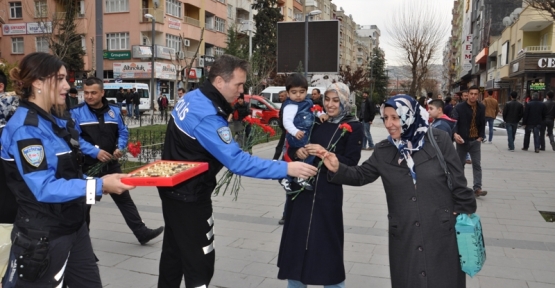 Polis Kadınlara Kırmızı Karanfil Dağıttı