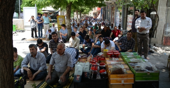 RAMAZAN AYININ  İLK CUMA NAMAZINDA CAMİLER SOKAĞA TAŞTI