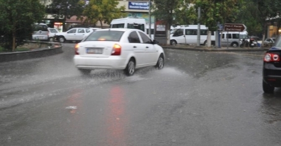 Sağanak Yağış Trafiği Olumsuz Etkiledi