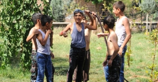 Sıcaktan Bunalan Çocuklar Parklarda Su Hortumu ile Serinliyor