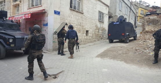 Siirt’te Sabah Saatlerinde  Eş Zamanlı Ev Baskınları Düzenlendi 