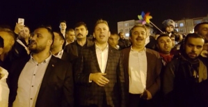 AK Partili Gençler Zafer Kutlaması Yaptı