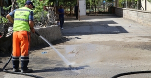 Belediye Cadde ve Sokakları Tazyikli Su İle Yıkıyor