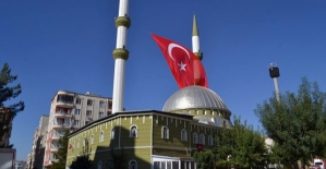 Ensar Camisine 15 Temmuz Şehitleri Anısına Bayrak Asıldı