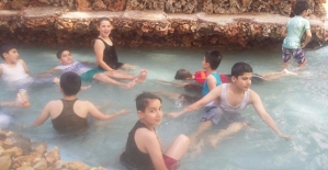 Sıcaktan Bunalan Çocuklar Süs Havuzlarında Serinliyor