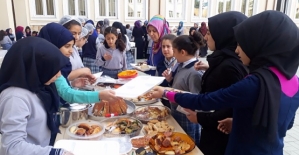 Siirt İbrahim Hakkı Kız İmam Hatip Ortaokulu Arakanlı Müslümanlar İçin Kermes Düzenledi