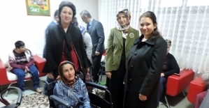 Vali Atik’in Eşi Fulya Atik, Engelsiz Yaşam Merkezinde Kalan Engelli Vatandaşları Ziyaret Etti