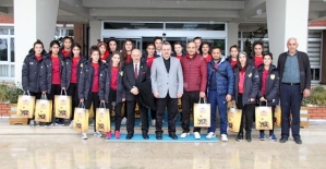 Siirt Şehit Zafer Kılıç Spor Lisesi Bayan Futbol Takımından Çaykur'a Teşekkür Ziyareti