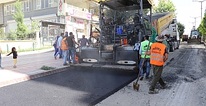 Belediye Kent Merkezindeki Yolları Asfaltla Örüyor