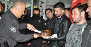 Siirt'te Kavga İhbarı Alan Polislere Sürpriz Yapıp Pasta Kestiler