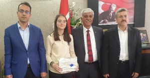 İl Milli Eğitim Müdürü Güneş, Tubitak Türkiye İkincisi İlayda Avcı'yı Ödüllendirdi