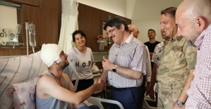 Cumhurbaşkanı Danışmanı Yasin Aktay, Yaralanan Askeri Hastanede Ziyaret Etti