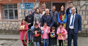 Bursa "Özel İlk Ders Anaokulu"ndan  Eruh Ufaca İlkokulu Öğrencilerine Yardım