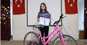İremsu Akdağ, Kazandığı Bisikleti Maddi Durumu İyi Olmayan Arkadaşına Hediye Etti